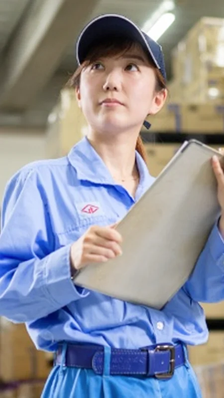 検品を行う女性従業員